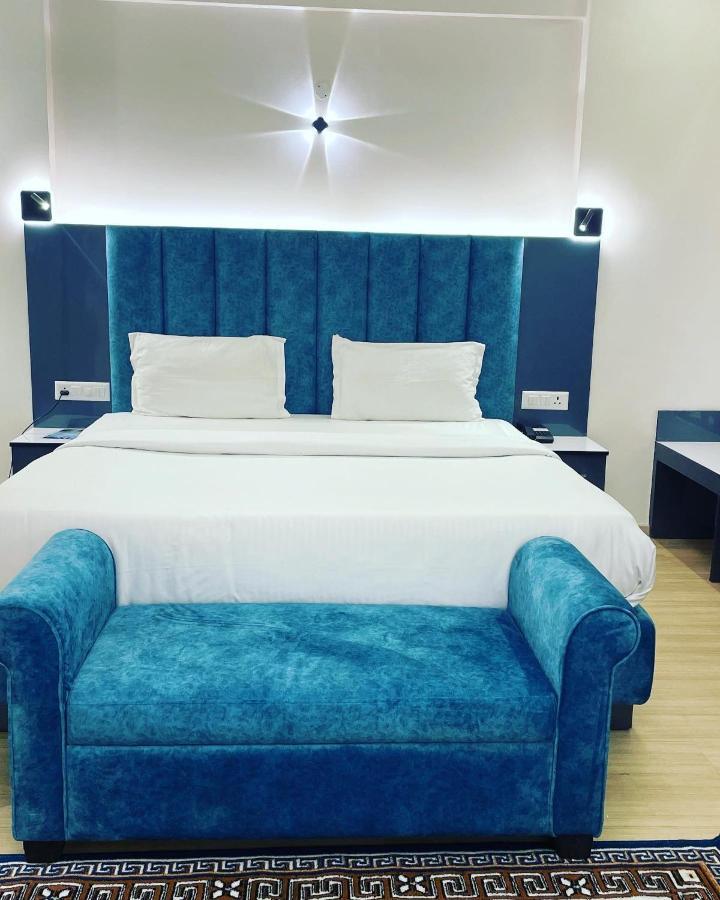 Апарт отель Neel Skye - Couple Friendly - Dlf My Pad, Gomtinagar , Лакхнау Экстерьер фото